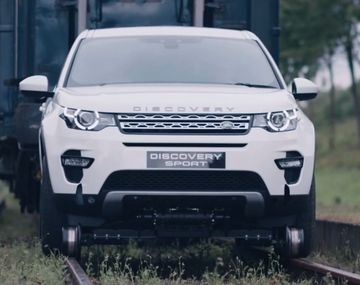 Una camioneta que se convierte en locomotora