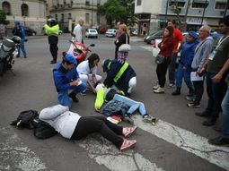 Dos inspectoras fueron atropelladas por el conductor de un auto durante un operativo de control en La Plata. Foto: diario El Día. Dos inspectoras fueron atropelladas por el conductor de un auto durante un operativo de control en La Plata. Foto: diario El Día.