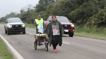Mariana Aranda camina hacia la ciudad de Salta pidiendo justicia Mariana Aranda camina hacia la ciudad de Salta pidiendo justicia