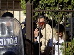 discutieron y le incendio el camion: asi trasladaron al vecino loco discutieron y le incendio el camion: asi trasladaron al vecino loco