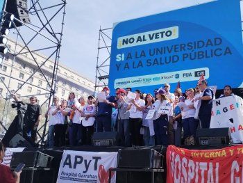 Trabajadores del Hospital Garrahan se sumaron a la manifestación frente al Congreso