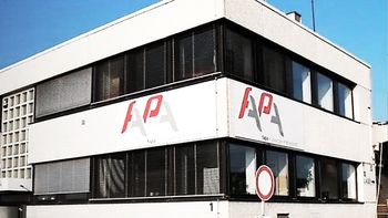 crisis economica: cerro la unica fabrica en el pais que producia aisladores para la red electrica