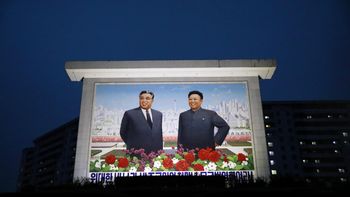 Kim Il-Sung y Kim Il-Sung en el Día del Sol de Corea del Norte Kim Il-Sung y Kim Il-Sung en el Día del Sol de Corea del Norte