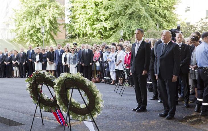 El rey Harald de Noruega (d) y el primer ministro, Jens Stoltenberg, asisten a una de las ceremonias conmemorativas.
