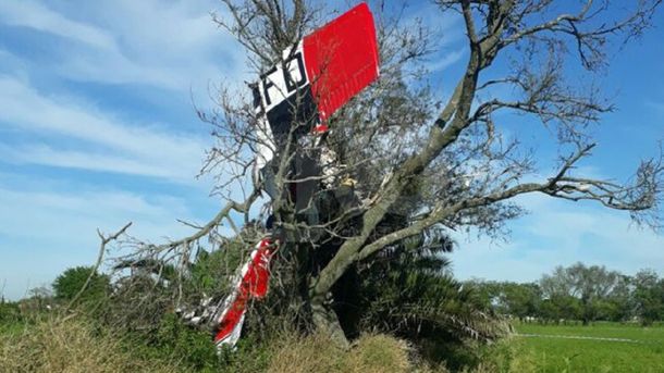 Tragedia en Santa Fe: murió un piloto al caer un avión e incrustarse en un árbol