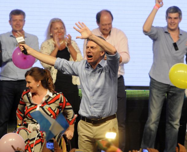 Una cábala en la sede de Cambiemos: Así bailó Macri tras dar su mensaje