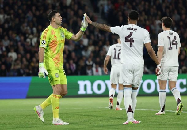Las tremendas atajadas del Dibu Martínez en el duelo Aston Villa ante PSG
