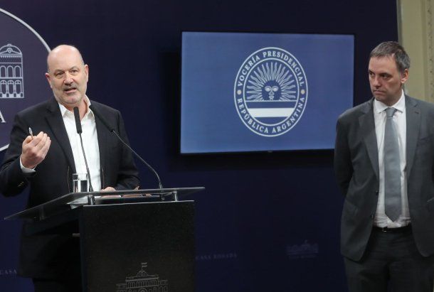 EL ministro Federico Sturzenegger y el vocero Manuel Adorni durante la conferencia de prensa en Casa Rosada