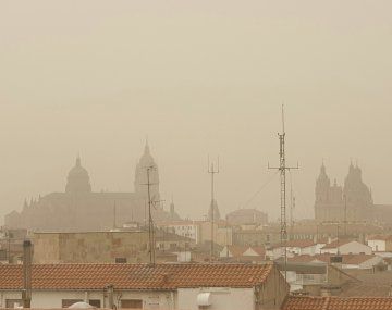 España se tiñó de naranja por una nube de polvo proveniente del Desierto del Sahara