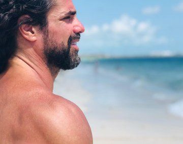 El baile de Luciano Castro en el borde de una pileta que enciende a las redes