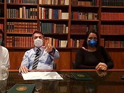 El presidente de Brasil, Jair Bolsonaro, irrumpi&oacute; con barbijo en su transmisi&oacute;n de Facebook Live de los jueves