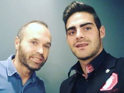 Iniesta, junto al árbitro Tomillero Iniesta, junto al árbitro Tomillero