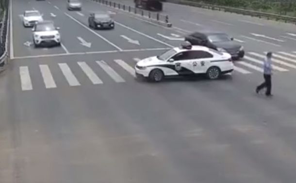 Un policía paró el tránsito para ayudar a un anciano a cruzar