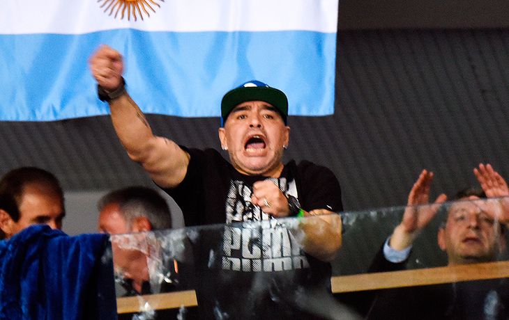 Diego Maradona, durante el partido de Delbonis en la final de la Copa Davis en Zagreb