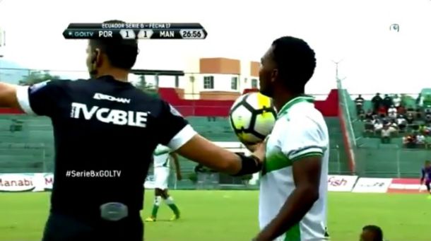 El partido tuvo que ser temporalmente suspendido hasta que pasara en enjambre