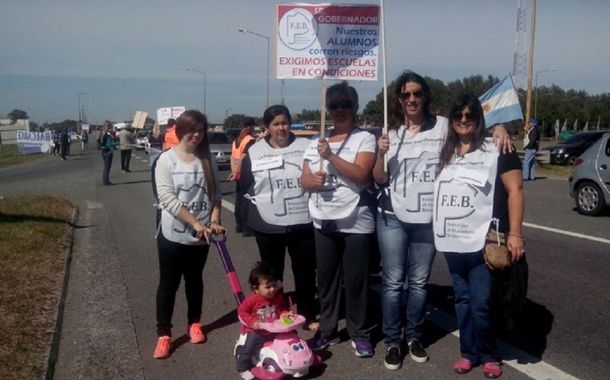 Docentes de la FEB protestan en la ruta 2 en el regreso de las minivacaciones