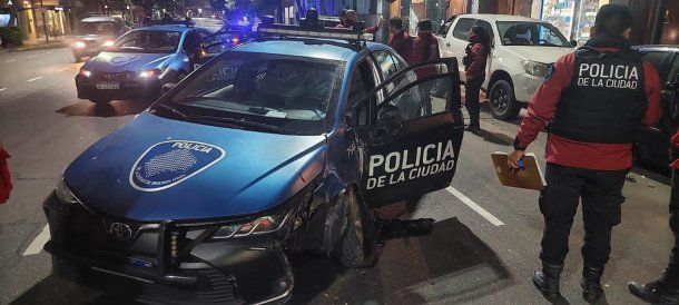Recoleta: un patrullero chocó contra una camioneta estacionada