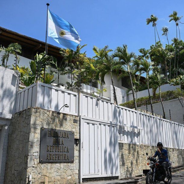 Dirigentes asilados denuncian asedio a la Embajada argentina en Caracas