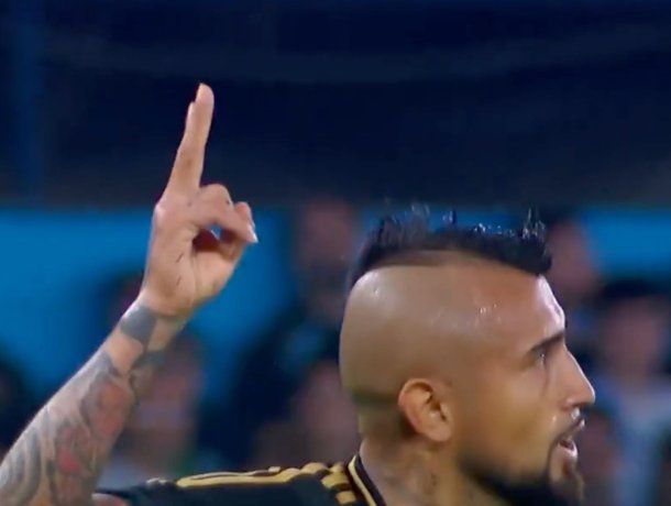 Los provocadores gestos de Arturo Vidal a los hinchas de Racing por los que fue expulsado