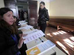 la reposicion de las boletas tiene que ser responsabilidad de los fiscales la reposicion de las boletas tiene que ser responsabilidad de los fiscales