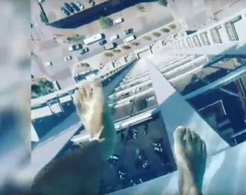 Una pileta a 150 metros de altura y puso transparente