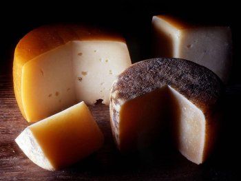 Confirman un brote de listeriosis por el consumo de un queso criollo