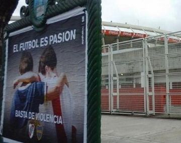 Afiches contra la violencia en el Superclásico