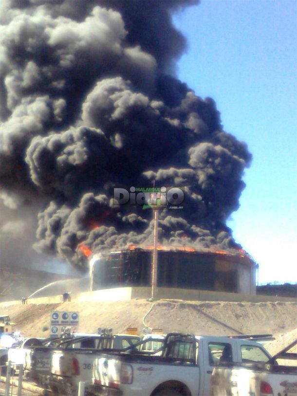 Hay 17 heridos por la explosión de un tanque de petróleo en una planta de YPF