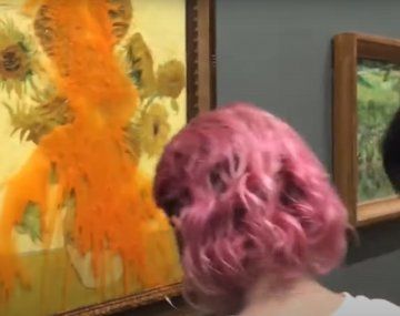 Así tiraron sopa de tomate al cuadro Los girasoles de Van Gogh