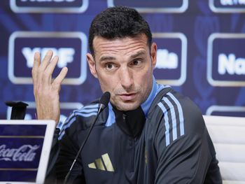 Scaloni opinó sobre los niños de Newells sancionados: Tendría que ser algo normal