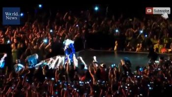 beyonce se cayo en el escenario por culpa de un fanatico beyonce se cayo en el escenario por culpa de un fanatico