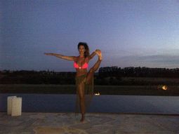Karina Jelinek hace yoga
