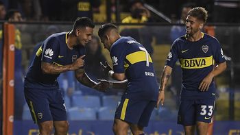 Edwin Cardona celebra con Cristian Pavón ante la mirada de Gonzalo Lamardo Edwin Cardona celebra con Cristian Pavón ante la mirada de Gonzalo Lamardo