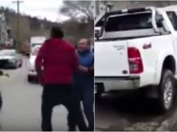 Empujó una camioneta mal estacionada, la chocó y terminó a las piñas