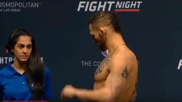 La fanática que no ocultó su admiración por los cuerpos de los luchadores