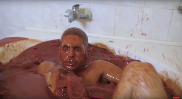 VIDEO: ¿Qué pasa si te bañás en salsa picante?