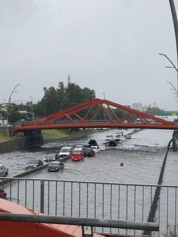 Diluvio en la Ciudad: calles inundadas y caos de tránsito