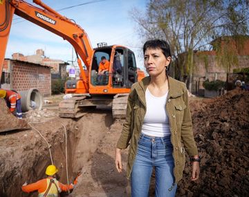La intendenta de Quilmes, Mayra Mendoza, supervisó obras de pavimentación.