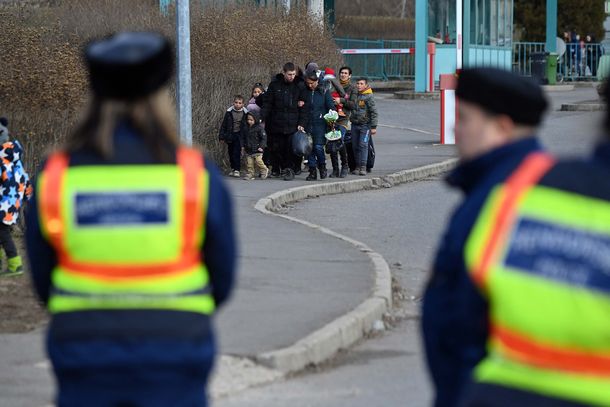 Casi 60 argentinos ya lograron salir de Ucrania, entre ellos dos parejas con bebés