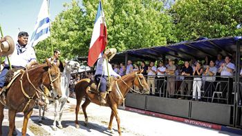 La Fiesta de la Patria Gaucha cerró sus celebraciones con el desfile y jineteada de este sábado, aunque las actividades continuarán este domingo. La Fiesta de la Patria Gaucha cerró sus celebraciones con el desfile y jineteada de este sábado, aunque las actividades continuarán este domingo.