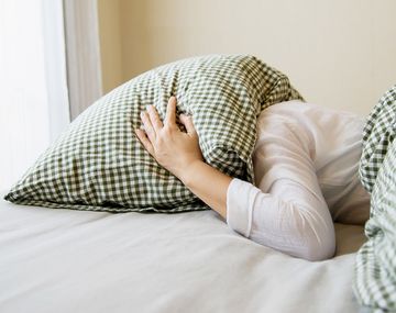  El truco casero con un ingrediente de jardín que combate el insomnio