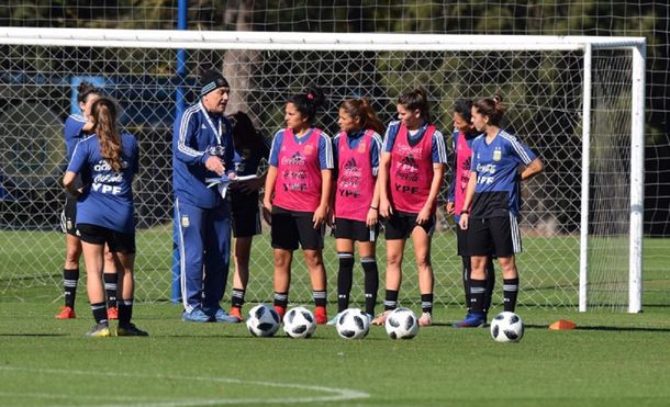 Carlos Borrello junto a sus dirigidas en el predio de Ezeiza (Foto: AFA)