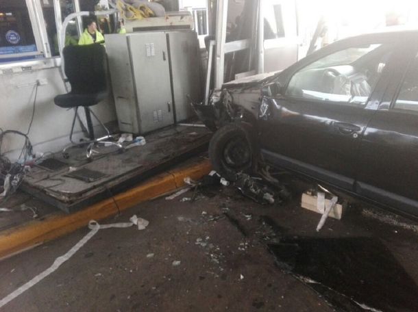 Así quedó el auto sobre el peaje en la Panamericana