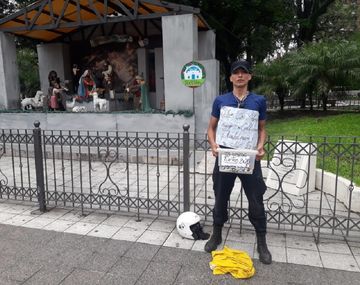 Un policía se encadenó frente a la Casa de Gobierno y se puso a vender pastafrolas