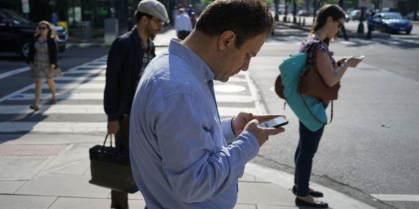 Peatones en peligro: el 40% mira el celular al cruzar la calle