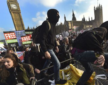 Disturbios en una protesta de estudiantes ingleses por educación gratuita