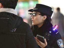 El futuro ya llegó: policías con lentes de reconocimiento facial para encontrar sospechosos