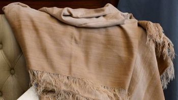 la manta para obama cuesta $50 mil pesos y tardaron un ano en hacerla la manta para obama cuesta $50 mil pesos y tardaron un ano en hacerla