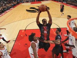 Jerome Meyinsse (San Lorenzo) entra en bandeja para volcarla ante Toronto Raptors Jerome Meyinsse (San Lorenzo) entra en bandeja para volcarla ante Toronto Raptors