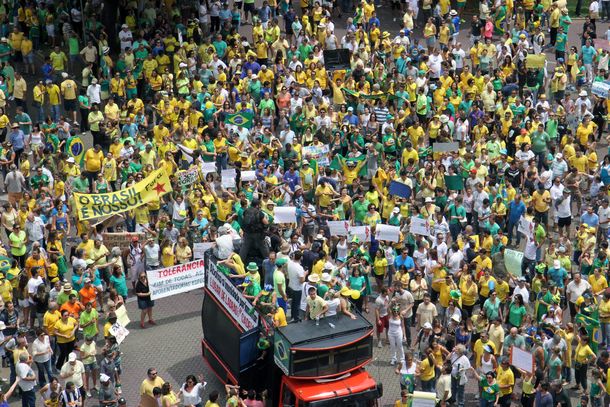 Miles de brasileños protestaron contra Rousseff en Río de Janeiro